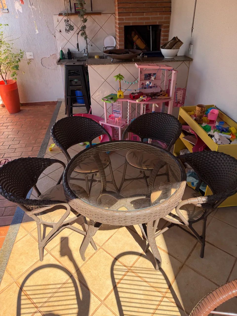 Mesa com 4 cadeiras em junco. Marrom