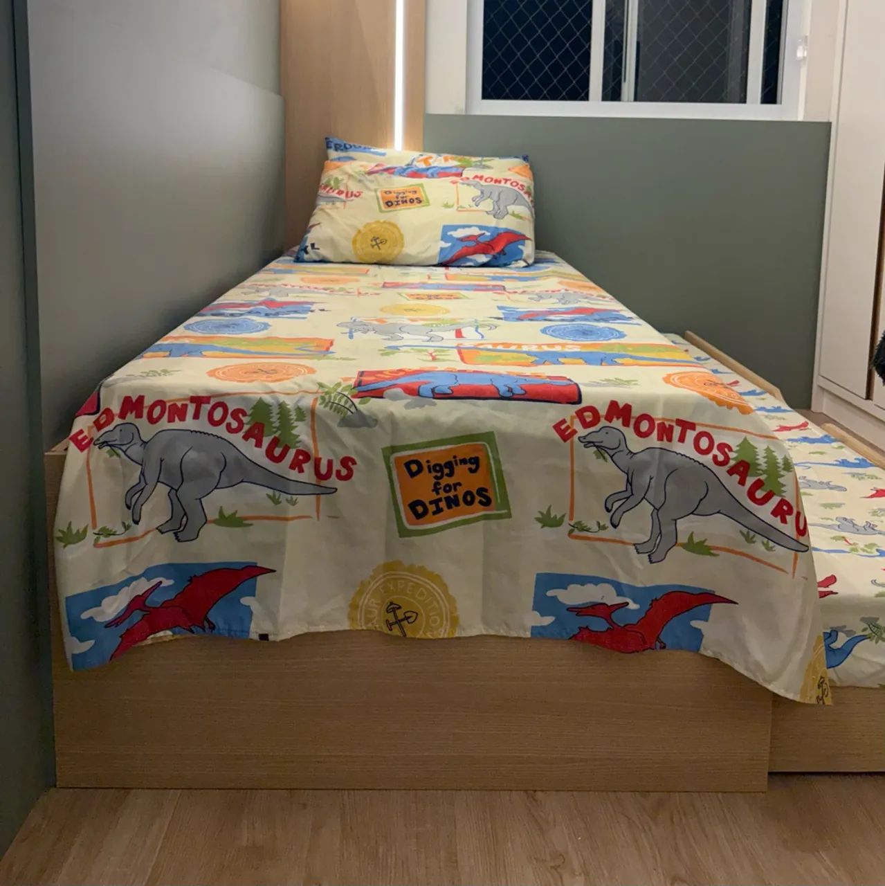 Cama solteiro com auxiliar + colchões 