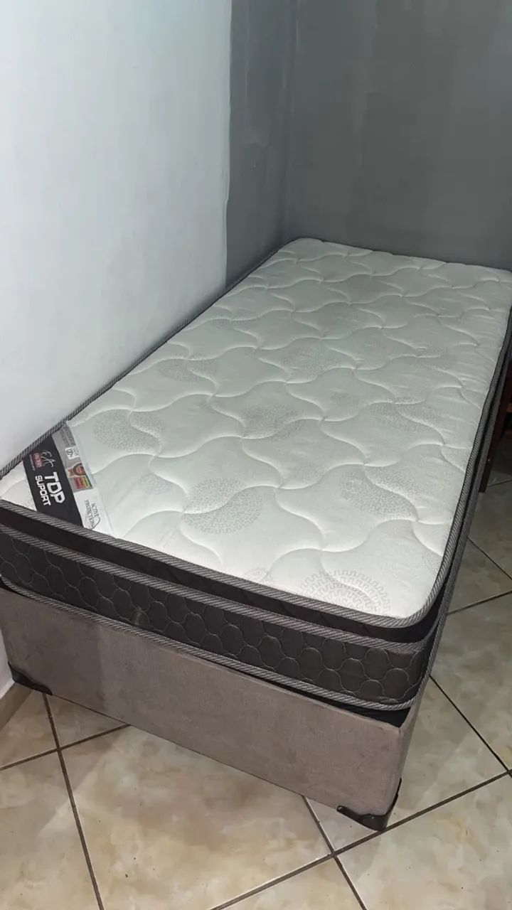Colchão novo com base box em madeira solteiro