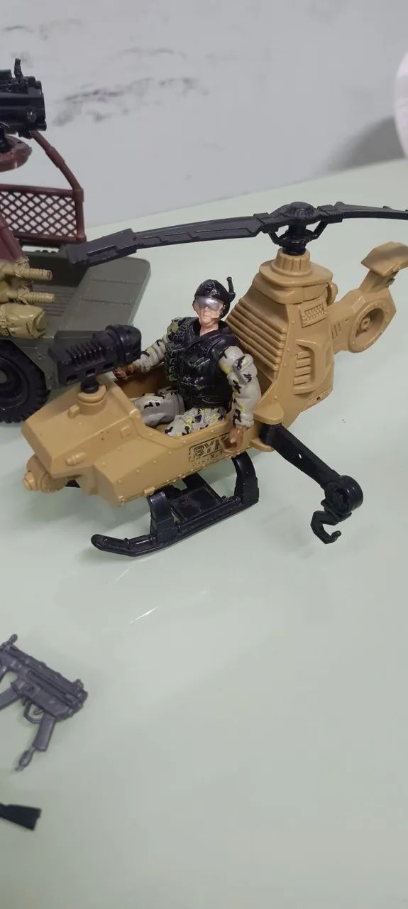 Bonecos, helicóptero e carro  tipo comando em ação e Gi Joe. - Foto 3