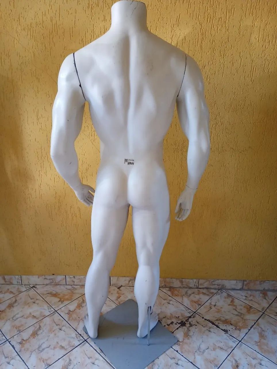 Manequim bombado masculino fibra com base - Foto 2