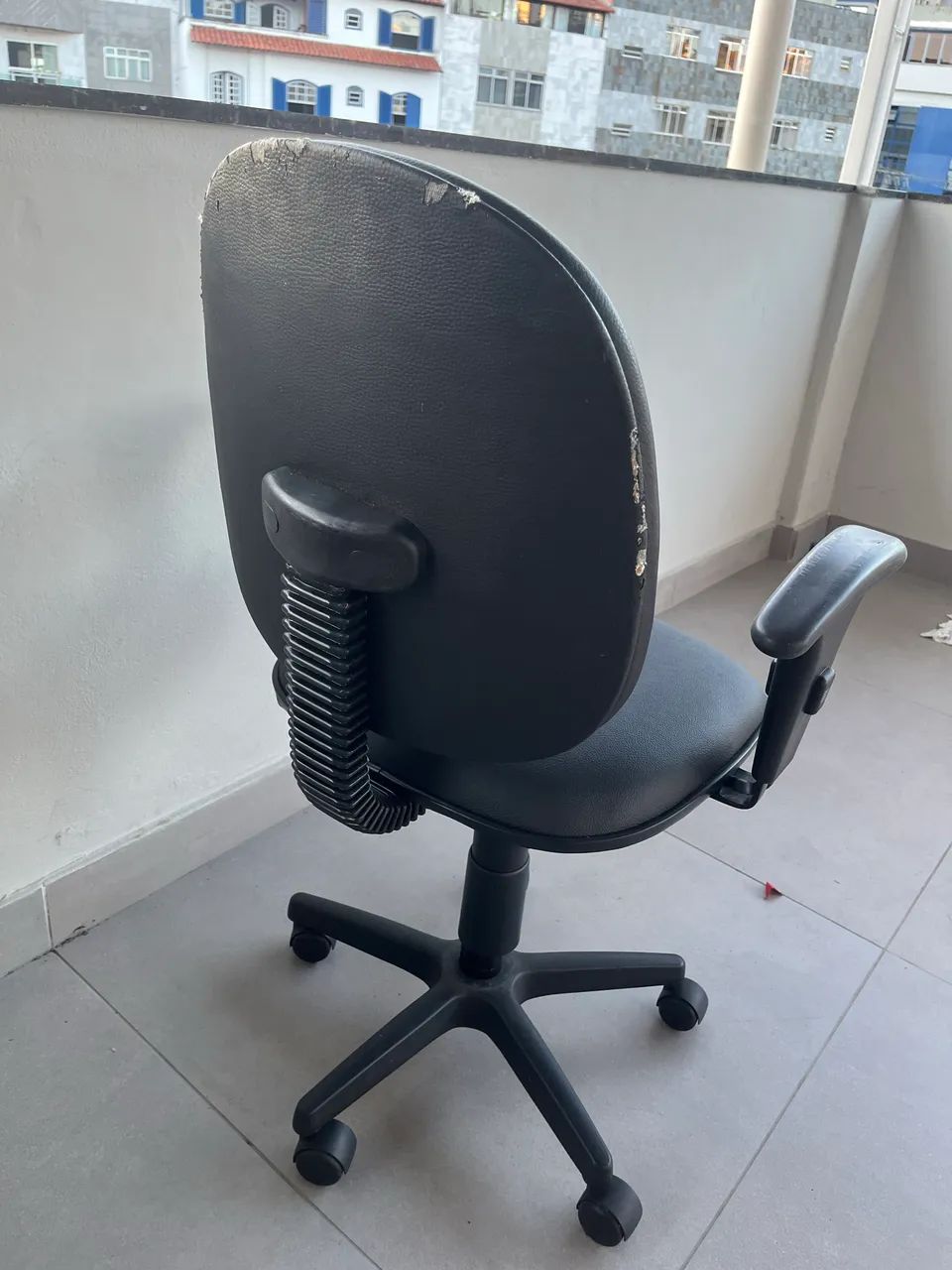Cadeira escritório flexform com rodinha e apoio de braço - Foto 2
