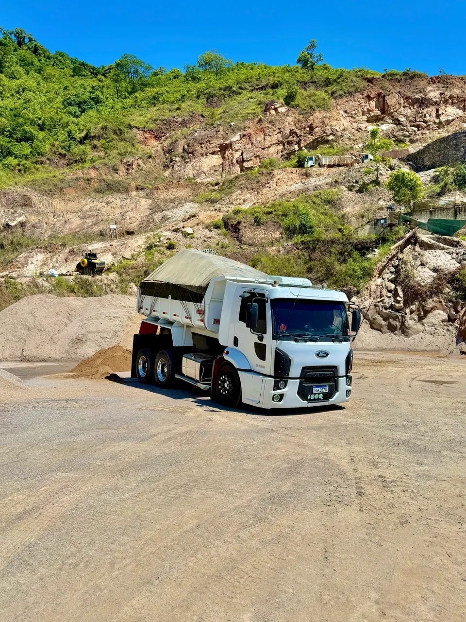 Ford cargo 2428 caçamba