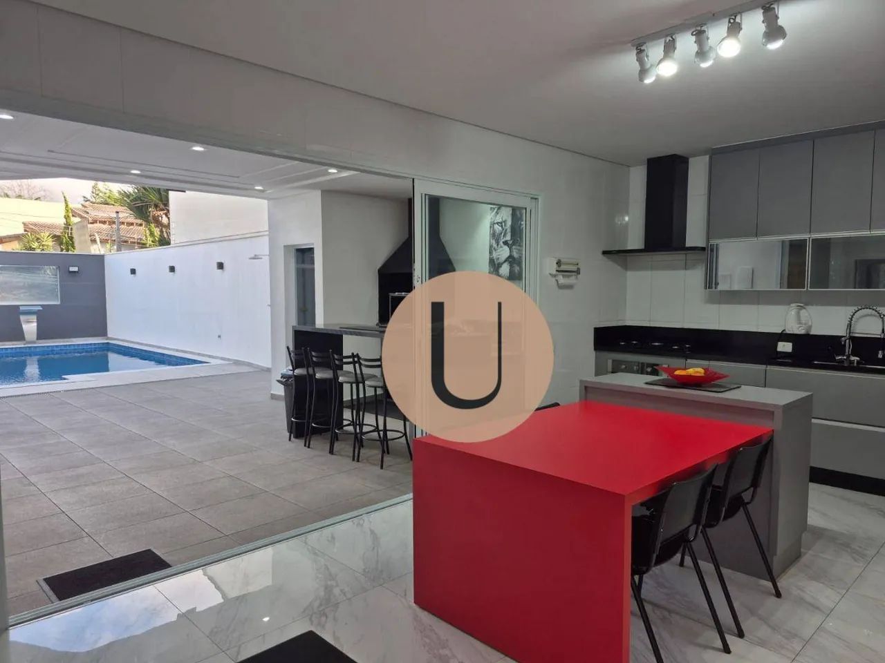 Oportunidade Única! Casa Mobiliada com Piscina e 3 Suítes em Bairro Nobre - Foto 2