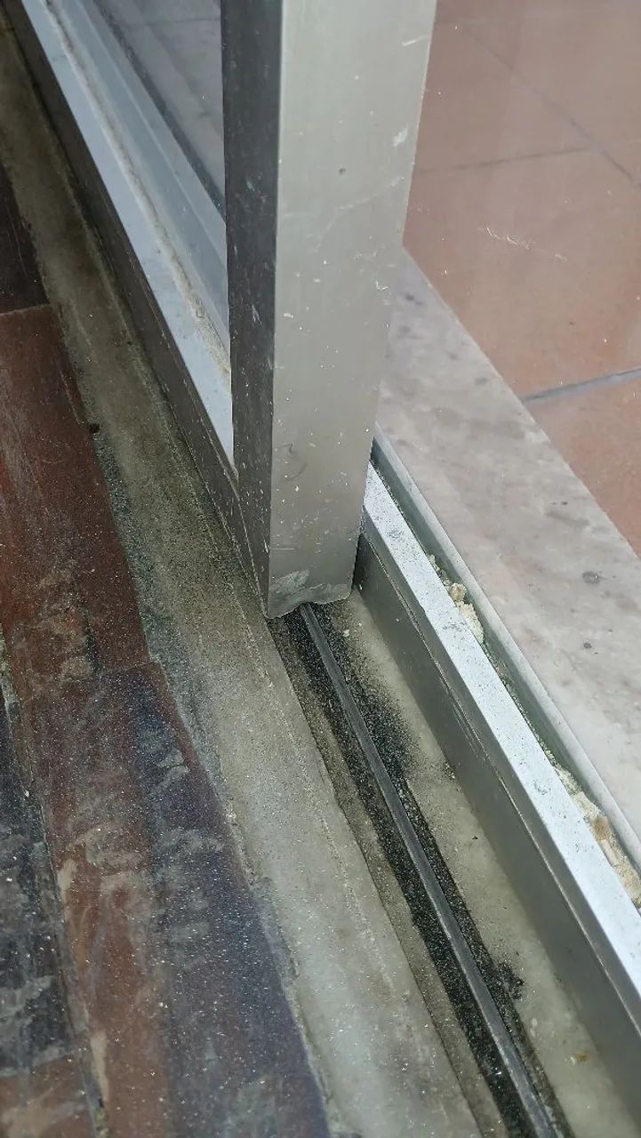 Serviço de manutenção em portas janelas e box de vidro ou alumínio  - Foto 2