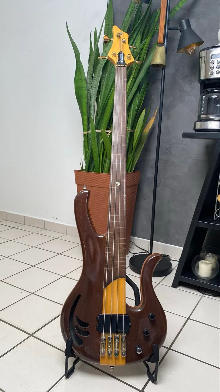 Baixo Fretless DeOliveira