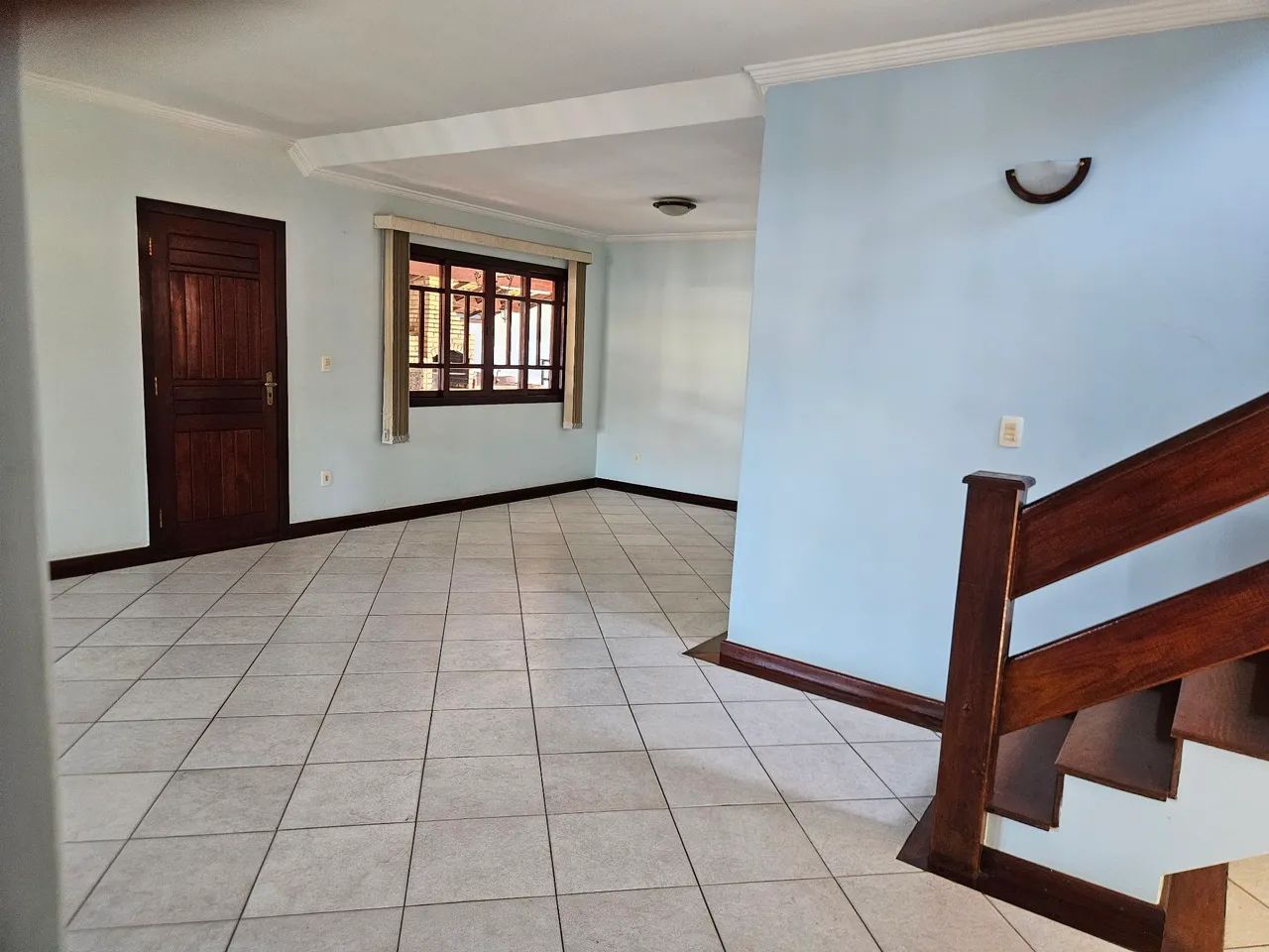 Ótimo dúplex, 05 quartos sendo 01 térreo, acabamento rústico Riviera Fluminense Macaé RJ. - Foto 2