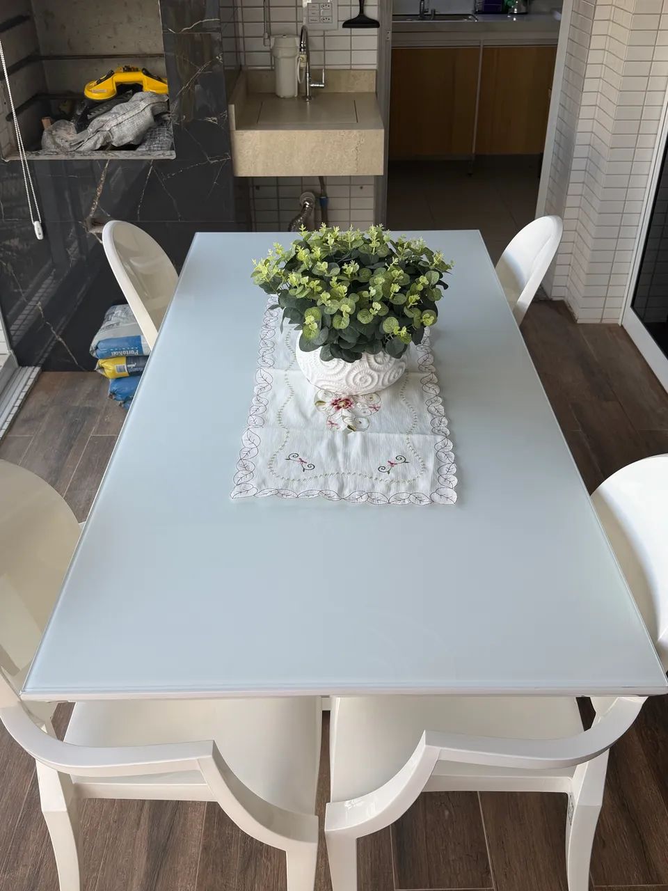 Mesa de jantar 4 lugares - mdf e vidro temperado. Lindíssima!  - Foto 4