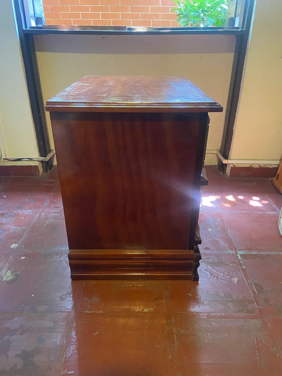 Mesa de cabeceira em madeira maciça resinada. - Foto 4