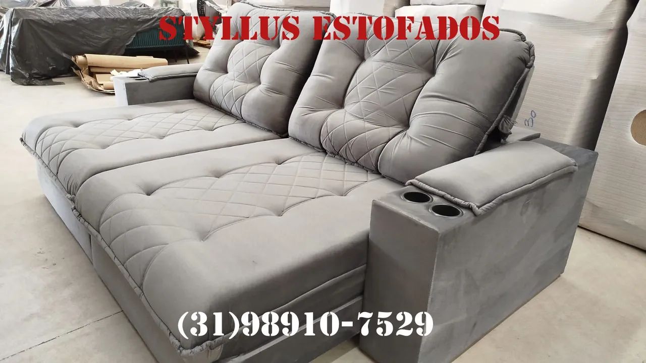 Sofá retrátil com molas ensacadas e porta copos 