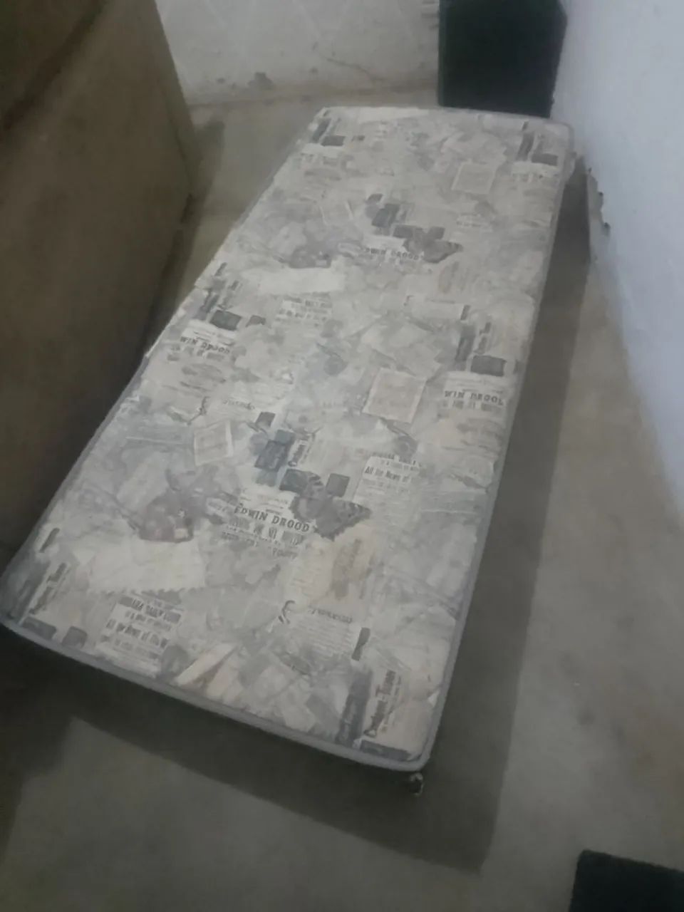 Cama auxiliar de molas e com rodas