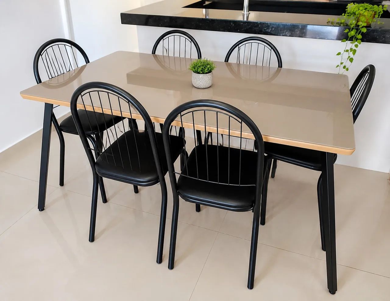 Mesa de jantar moderna 6 cadeiras - Tampo de vidro 