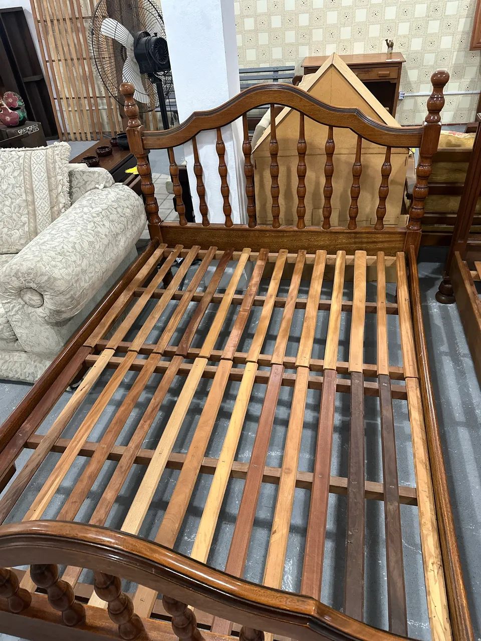 Cama de casal entalhada de madeira maciça  - Foto 2