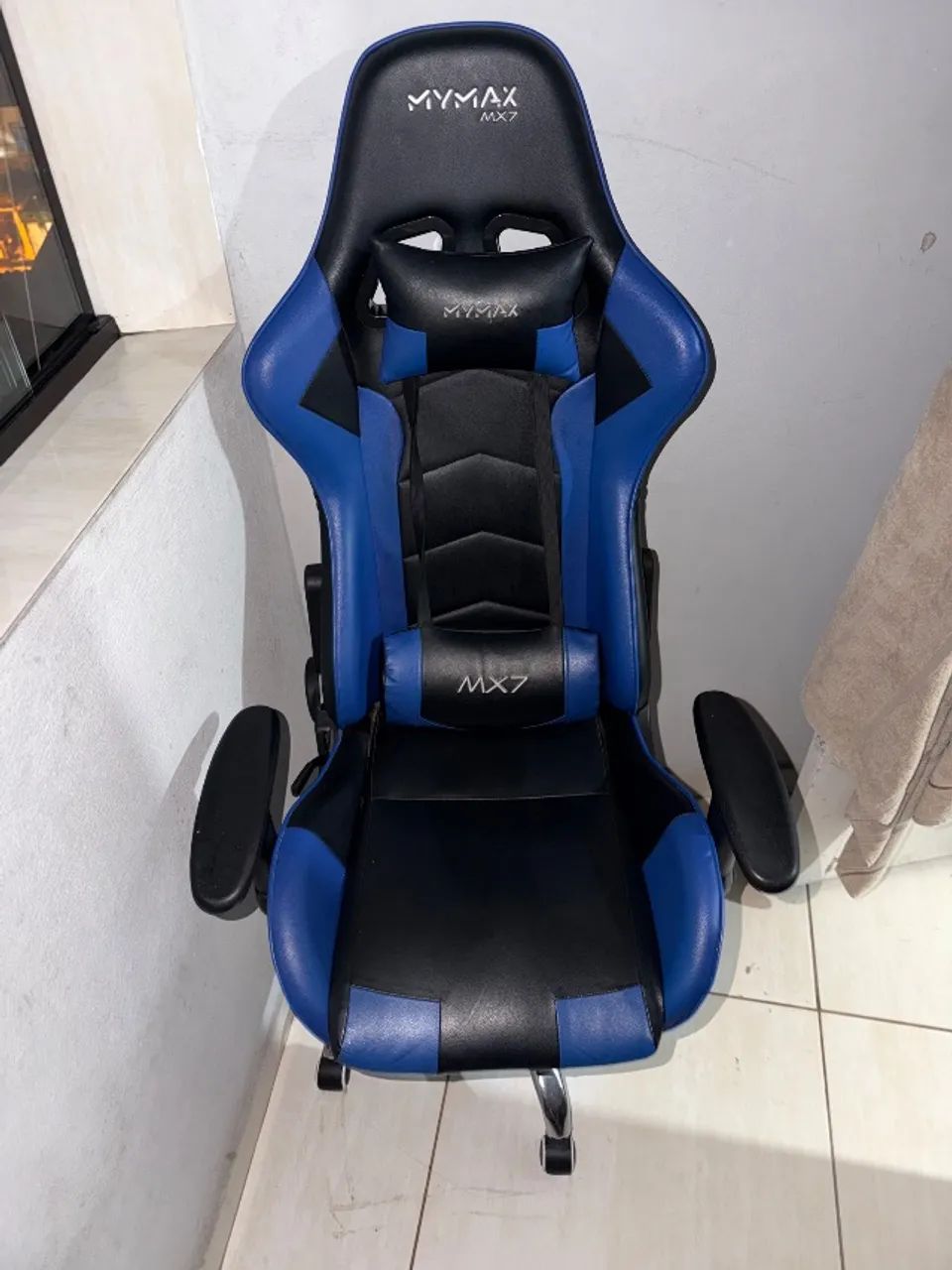 Mesa gamer e cadeira 