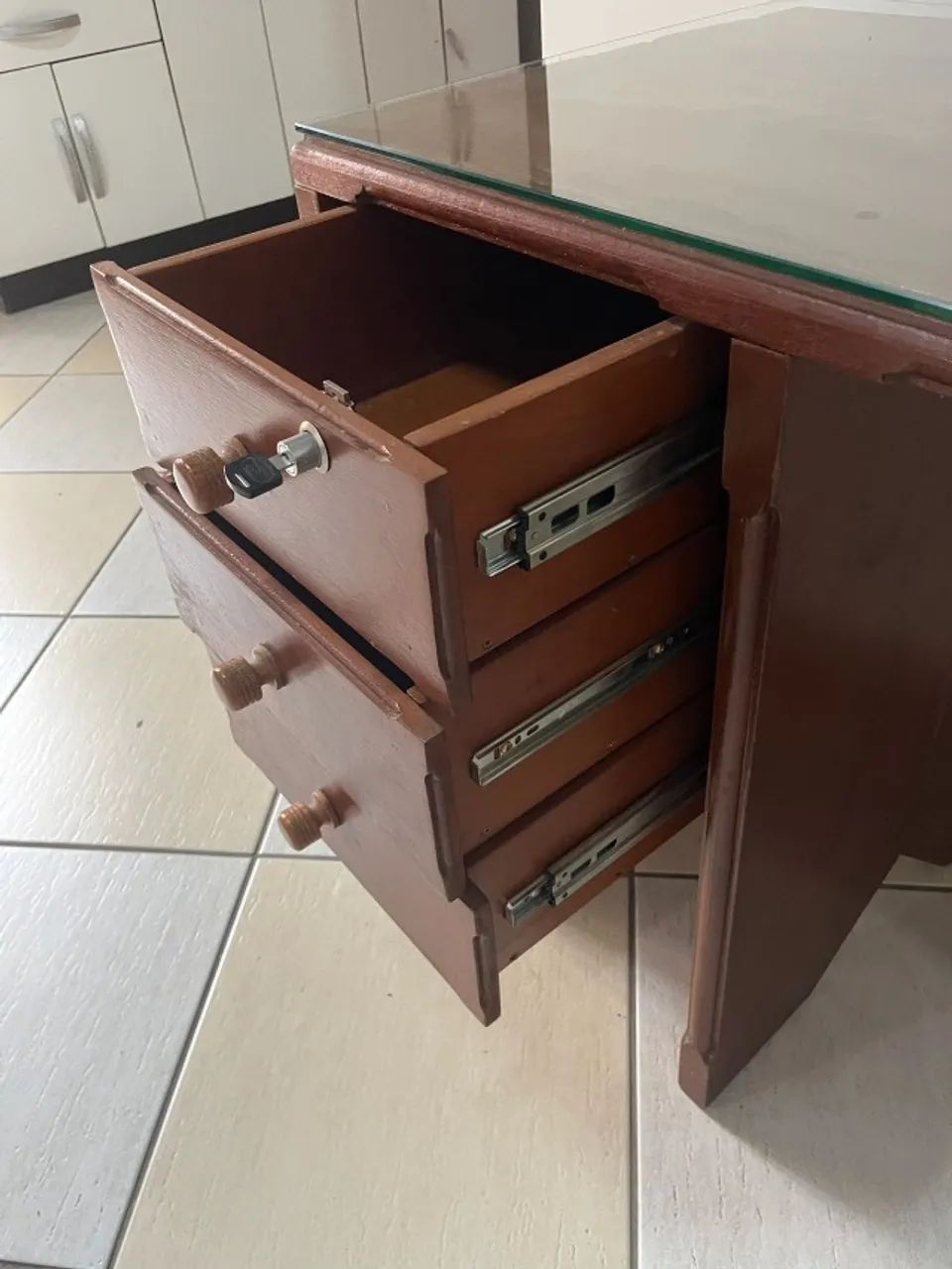 MESA DE MADEIRA COM TAMPO DE VIDRO - CLÁSSICA E RESISTENTE - Foto 3