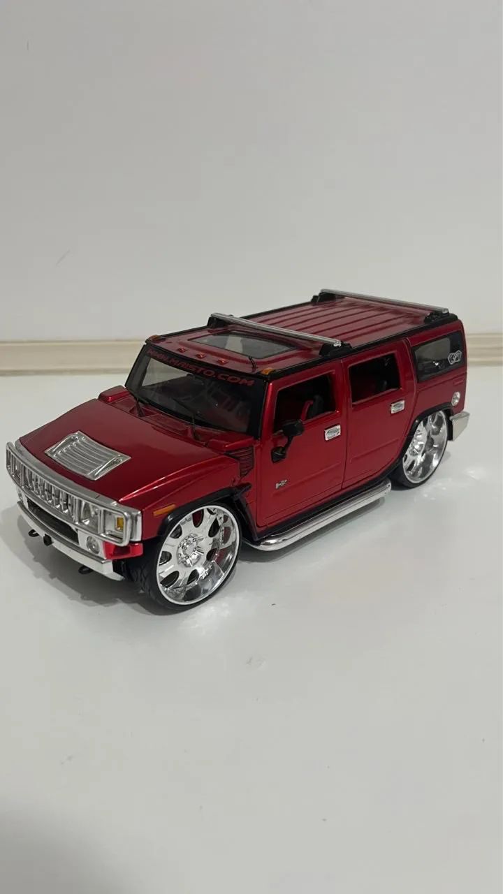 Miniatura Hummer H2 1:18 Maisto Vermelha - Hobbies e coleções