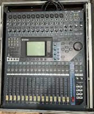 mesa de som digital Yamaha 01V 96 VCM com case e placa de expanção