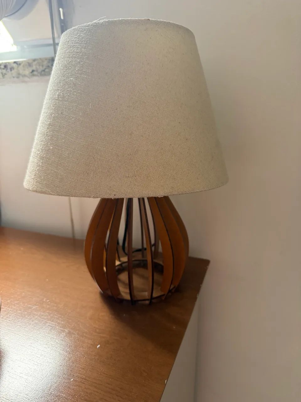 Mesa de cabeceira com abajur  - Foto 3