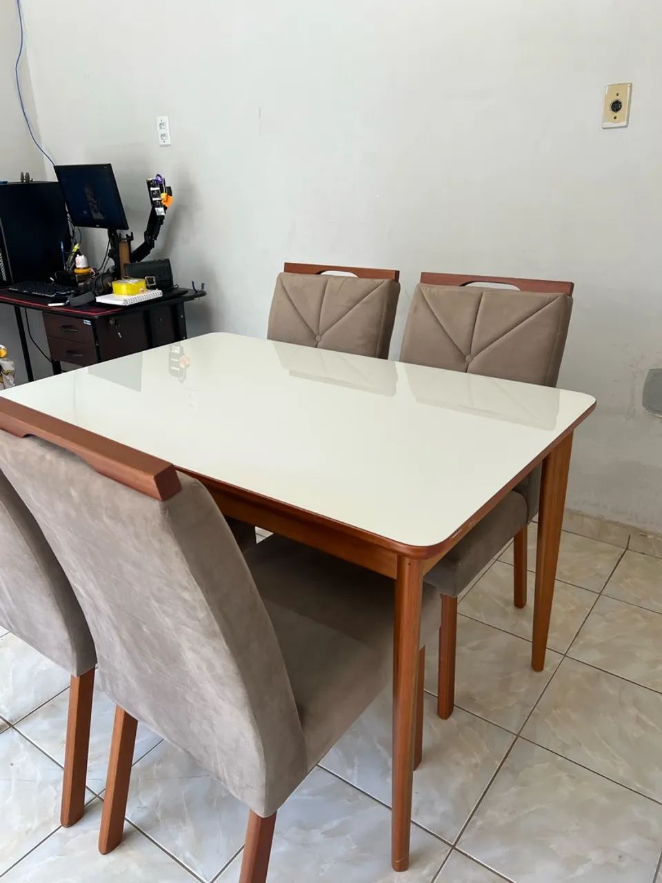 Mesa de madeira com tampo de vidro e 4 cadeiras  - Foto 3