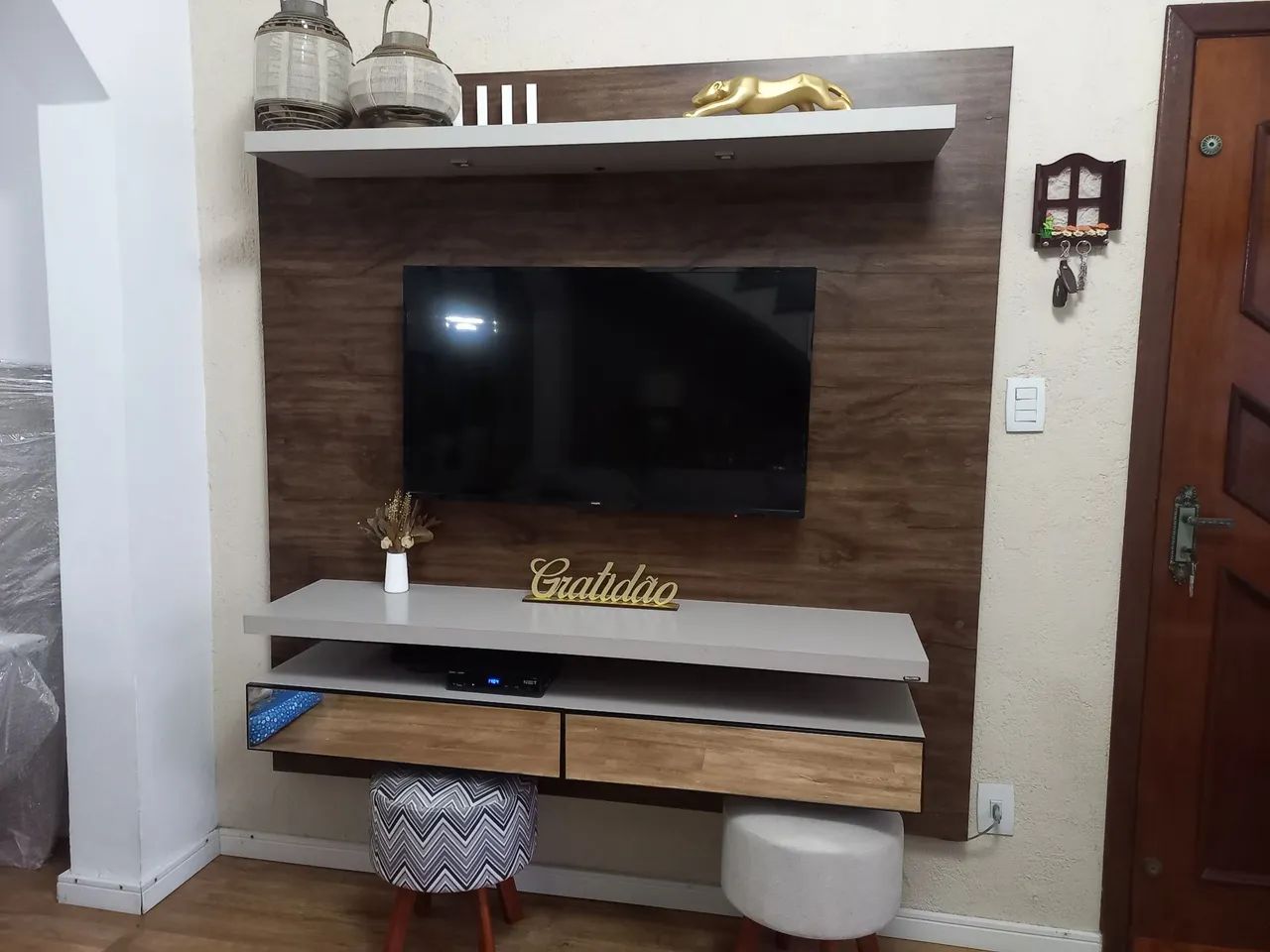 Painel para TV até 65 Polegadas 2 gavetas espelhadas e prateleiras robustas e Led
