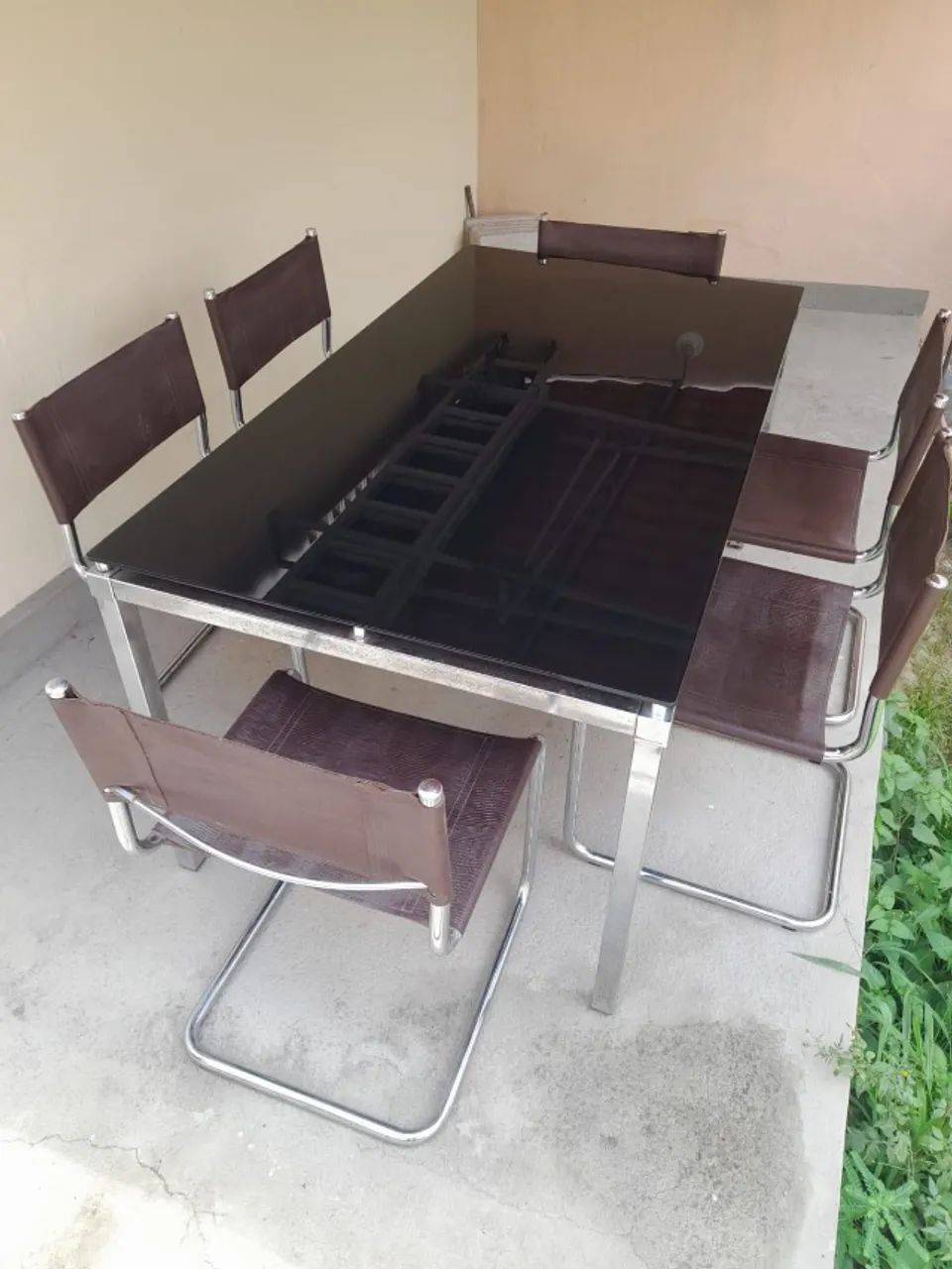 Mesa aço inox com tampo de vidro e cadeiras em couro - Foto 3