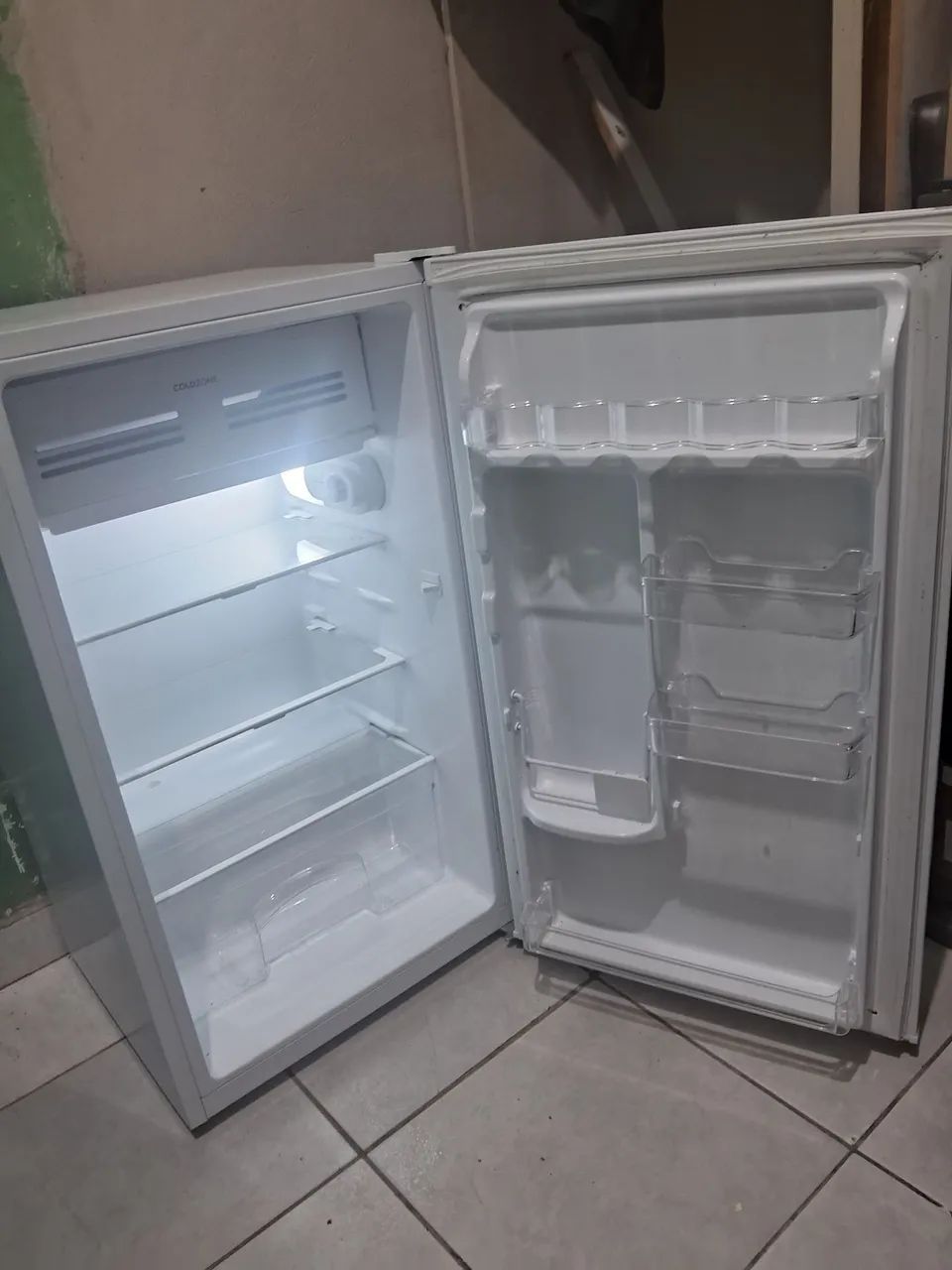 Frigobar Electrolux Seminovo.                           Faço entrega