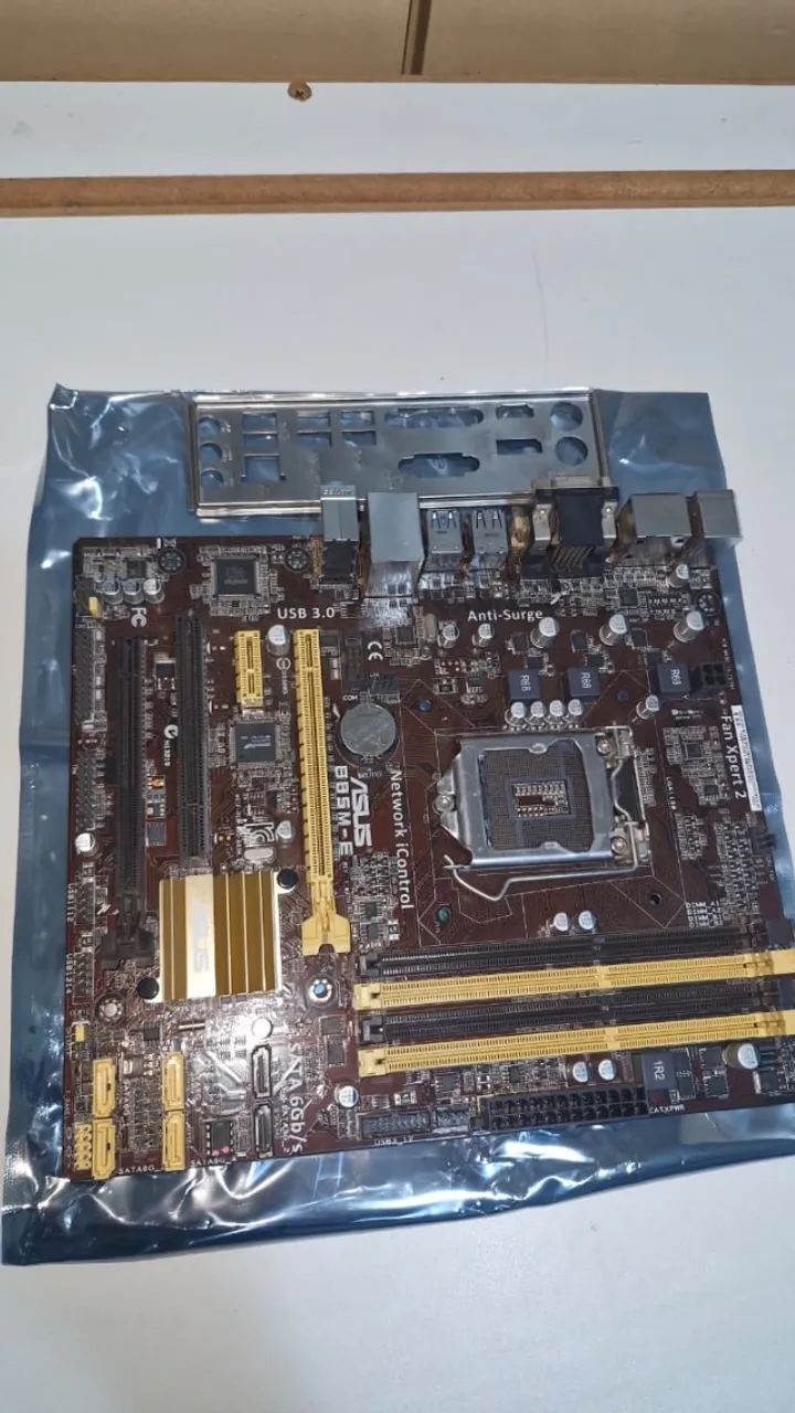 Placa Mãe ASUS B85M-E/BR (LGA 1150) - 4 Slots de RAM / Excelente