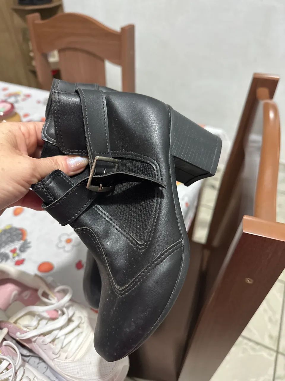 Tênis e uma bota  - Foto 2