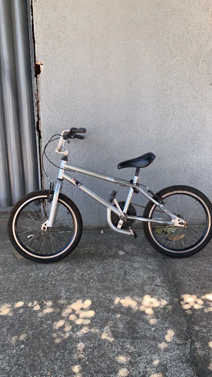 Bicicleta BMX, Modelo tradicional, material reforçado.
