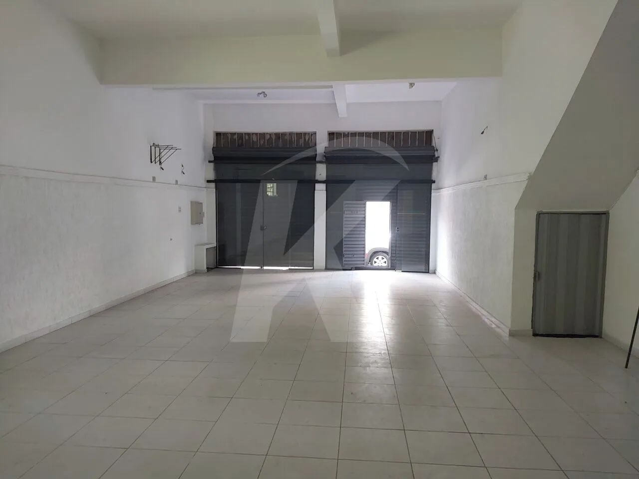 Salão comercial medindo 140 m² com 2 banheiros e 2 portas de aço. - Foto 2