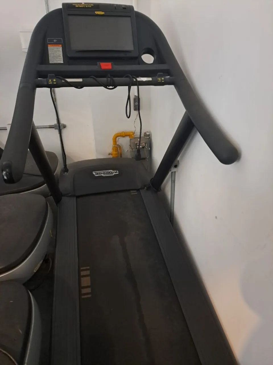 Esteiras, elípticos e bikes de academia