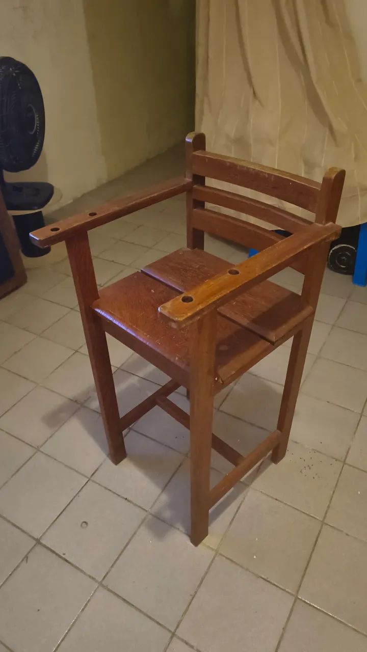 Cadeira de madeira rústica para criança