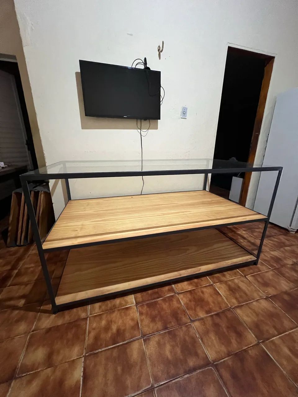 Mesa expositora de roupas