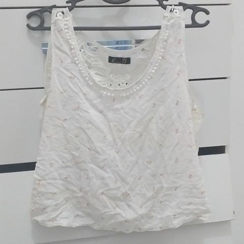 Blusa com detalhes de renda, nova