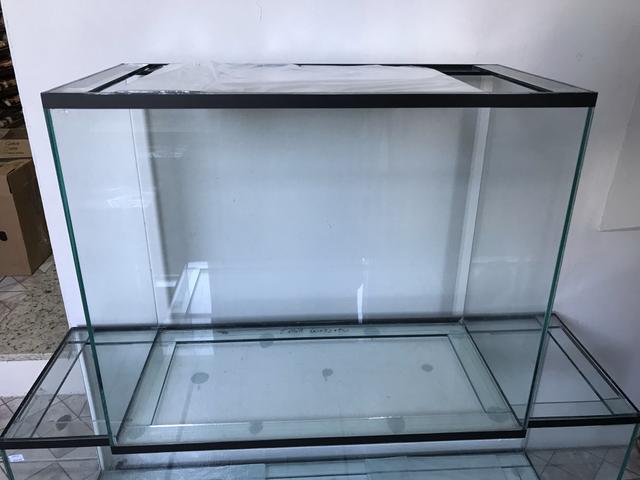 Aquário novo de 60x30x50cm reforçado com travas, com tampas