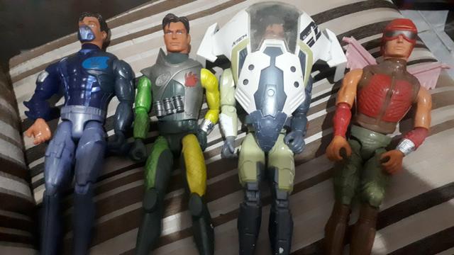 Vendo 4 bonecos seminovos