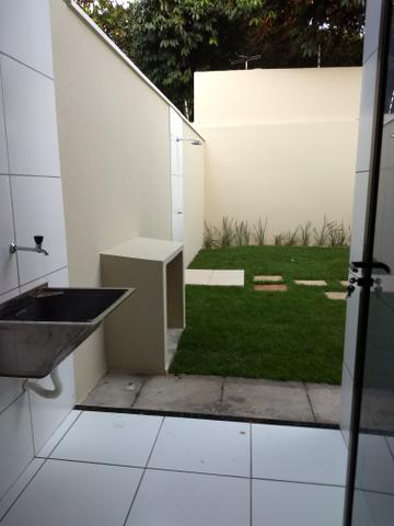 Maravilhosa casa duplex, rua larga e familiar, com uma PRACINHA na frente - Foto 4
