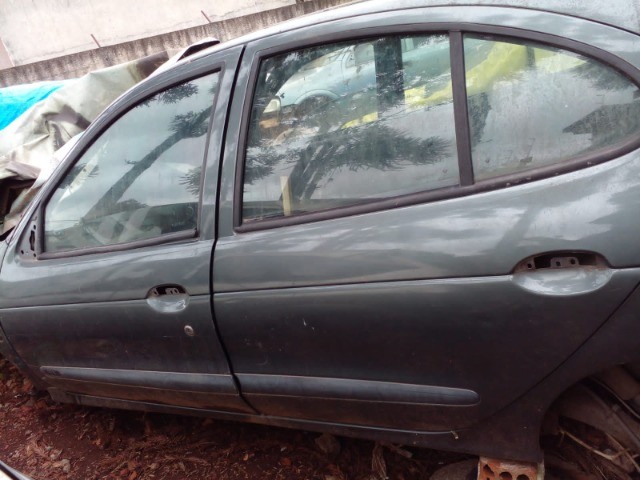 Porta esquerda dianteira e traseira renault megane  - Foto 3
