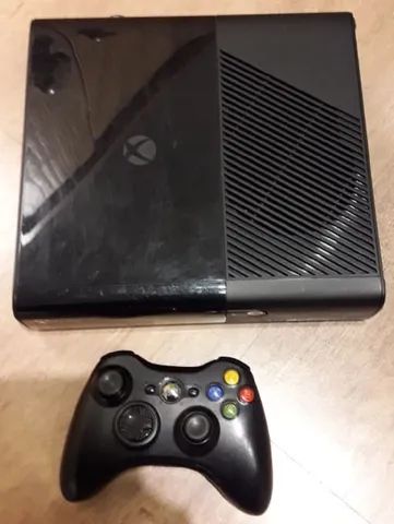 Console Xbox 360 bloqueado com 1 controle e os cabos