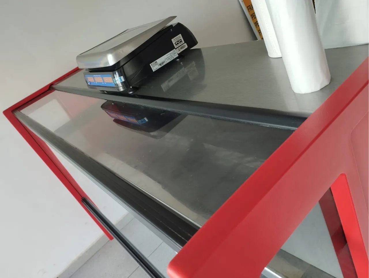 VENDO BALCÃO REFRIGERADO COM LUMINÁRIA, BANDEJAS DE INOX, GELANDO SUPER BEM. - Foto 2