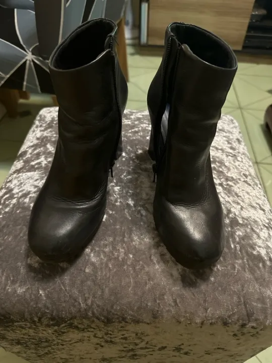 Vendo bota cano curto de couro marca Arezzo número 36