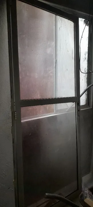 Porta de vidro. Obs: uma porta só e não é de correr .
