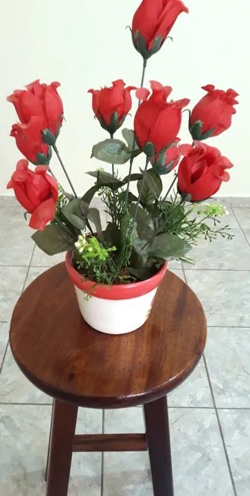 Arranjo de Flor Rosa Vermelha Artificial no Vaso em Cerâmica Pintado à Mão. - Foto 5
