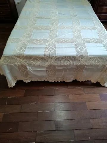 Toalha de mesa em linho e crochê, com guardanapos.
