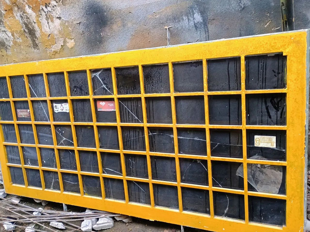 JANELA DE FERRO COM VIDRO TODA DE FERRO MACIÇO POR R$:500