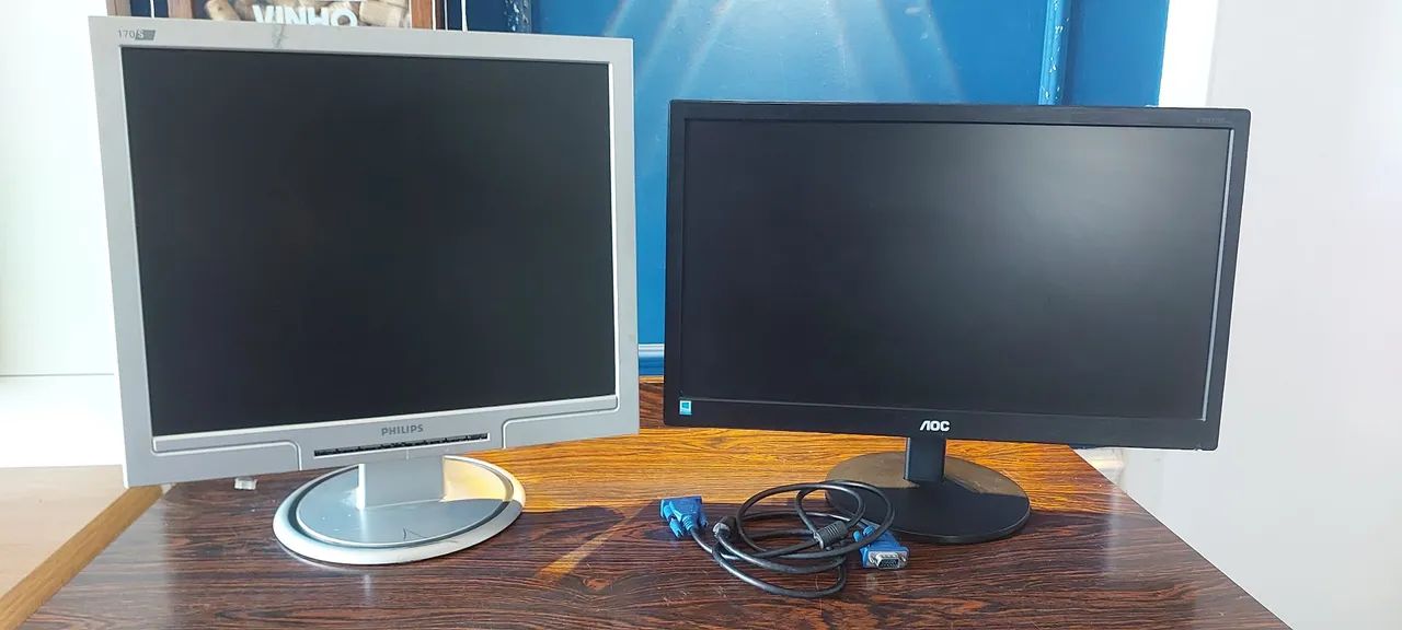 Dois Monitores - Philips e AOC