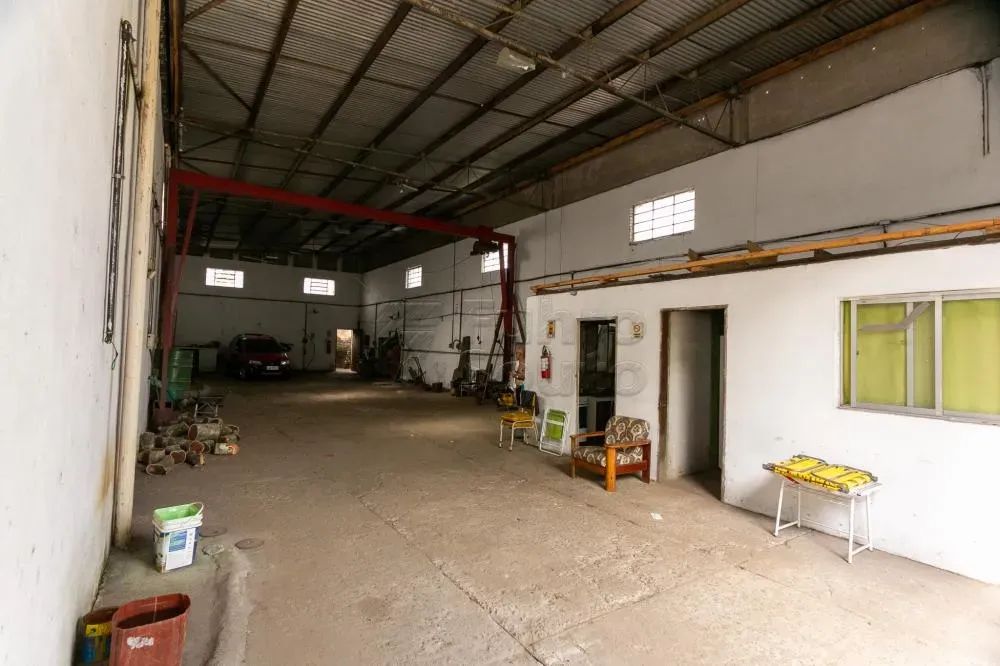 Oportunidade Única: Prédio Comercial Amplo e Funcional à Sua Disposição