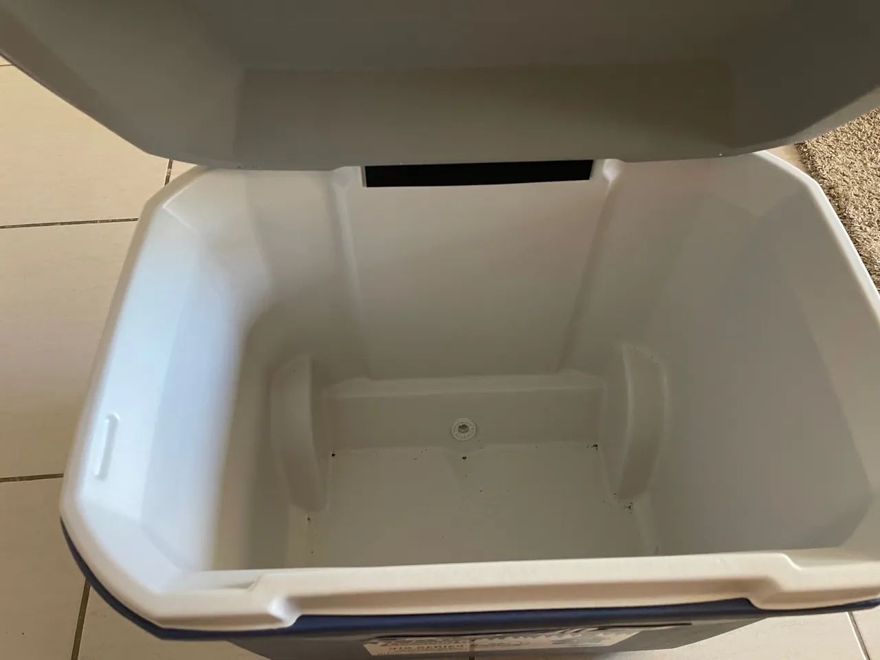 Caixa Térmica com Rodas 61,5L Coleman - Foto 4