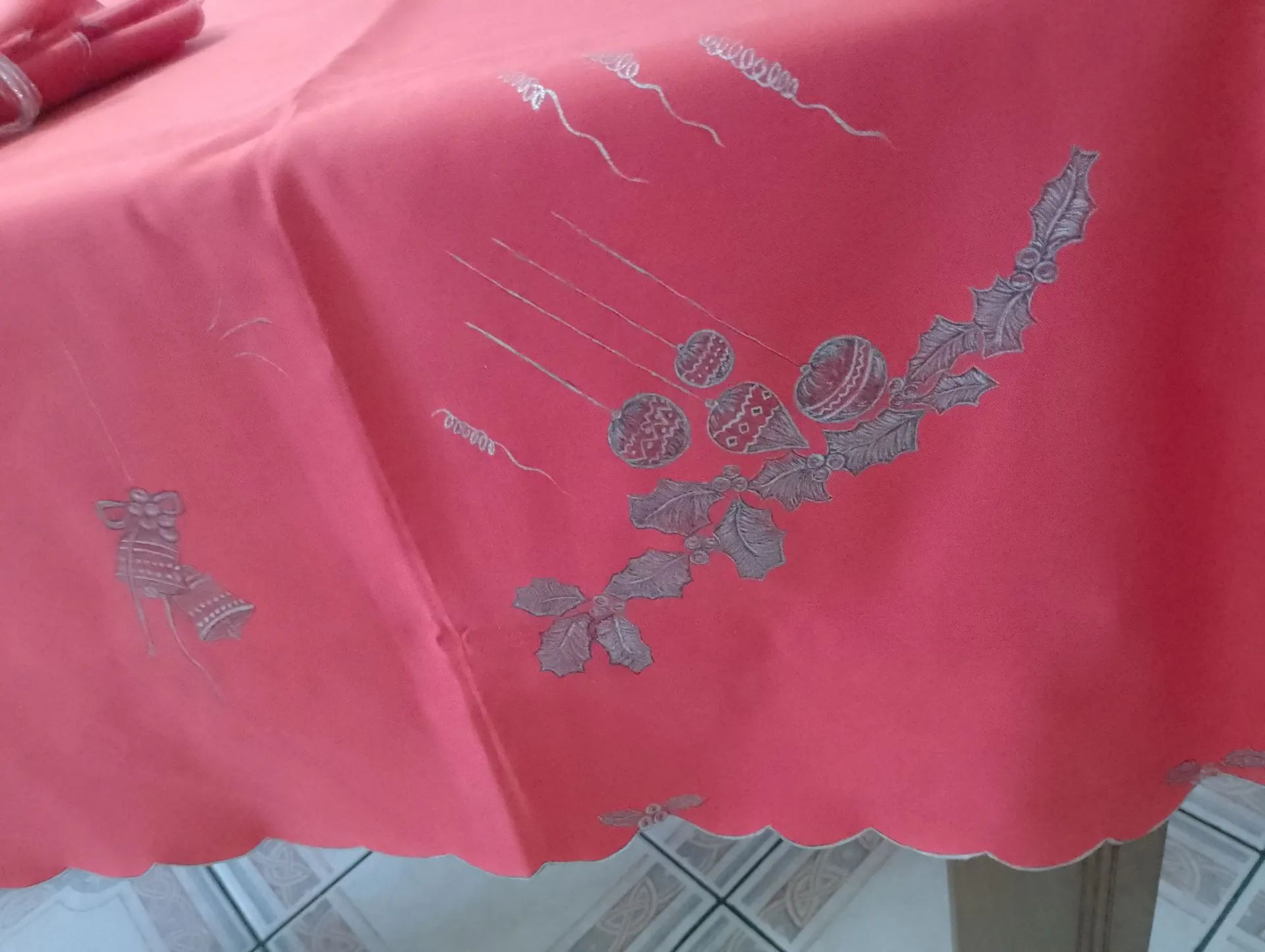 MARAVILHOSA TOALHA DE MESA , QUADRADA SEM USO  - Foto 2