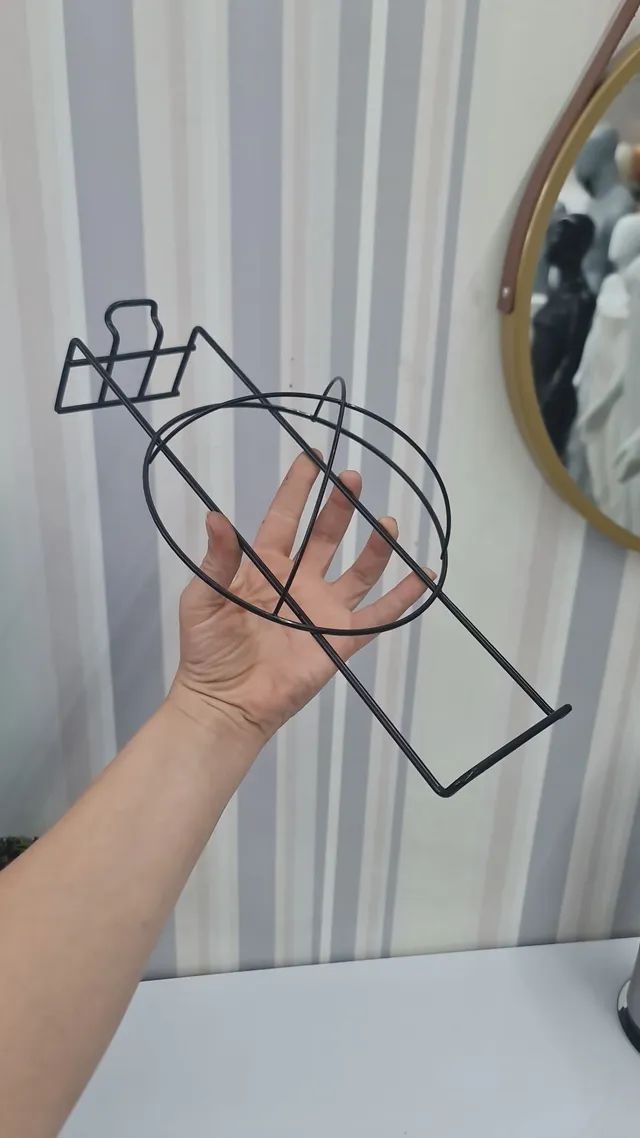 Suporte de boné para painel canaletado